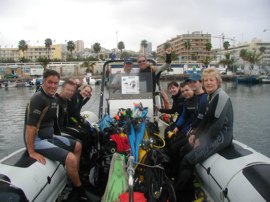 Bootduiken op Gran Canaria kunt u het beste doen vanuit kleine mobiele vaartuigen zoals deze RIB om u snel naar de locatie en terug te brengen.