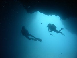 I subacquei discendono nelle caverne della Cattedrale, uno dei migliori siti di Gran Canaria