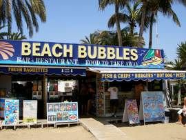 Comidas familiares y bebidas en un ambiente relajado es típico de muchos bares de la playa canaria