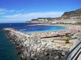 Amadores ist ein künstlicher Strand und Wellenbrecher mit importiertem Korallensand