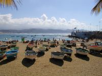 Dieser Strand liegt direkt neben der Stadt Las Palmas und ist immer voll