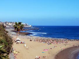 La poco profonda spiaggia di sabbia di Meloneras è migliore per abbronzarsi, mentre un piccolo tour vi porterà  nella stupenda riserva marina di Arinaga